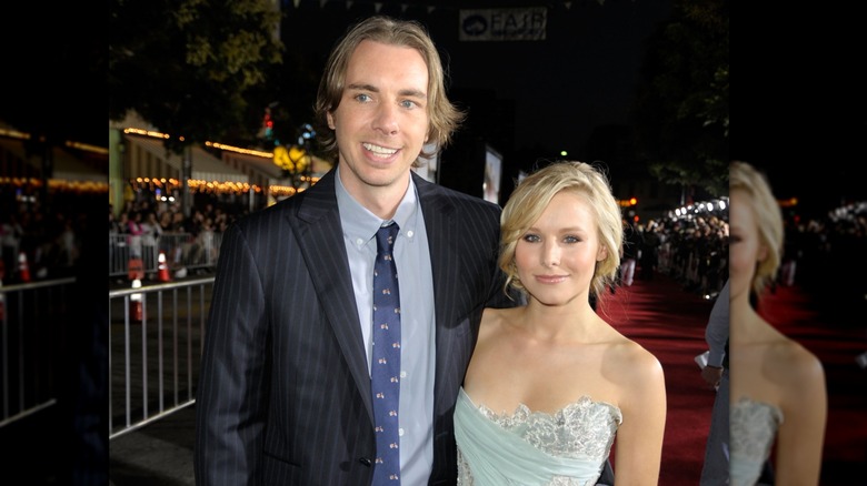 Dax Shepard posing with Kristen Bell on the red carpet in 2009