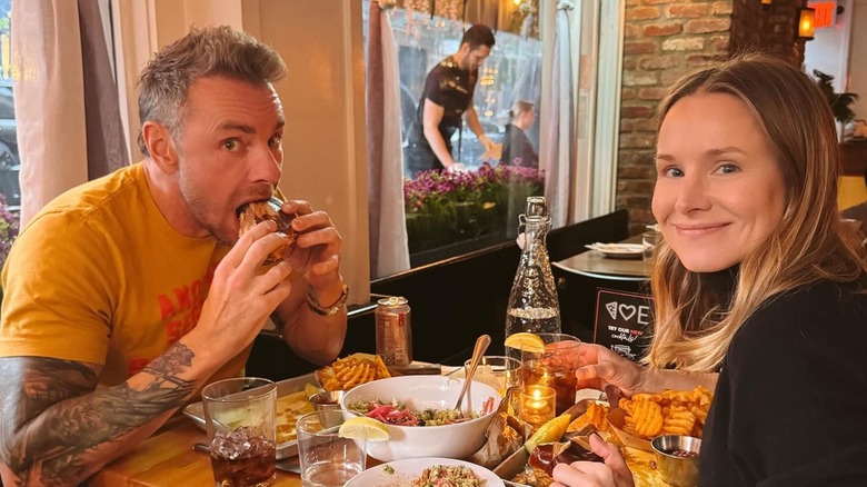 Dax Shepard and Kristen Bell eating at a restaurant