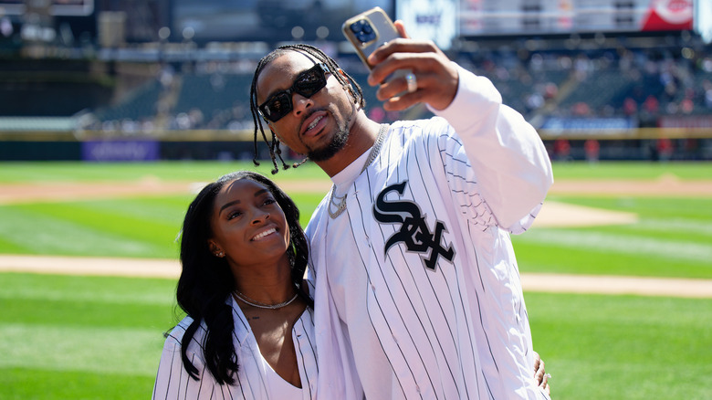 Simone Biles and Jonathan Owens taking a selfie