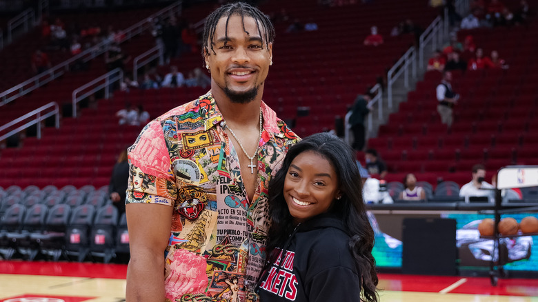 Simone Biles and Jonathan Owens posing for pics