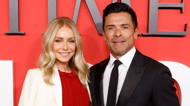 Kelly Ripa and Mark Consuelos smiling