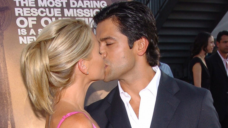 Mark Consuelos and Kelly Ripa kissing