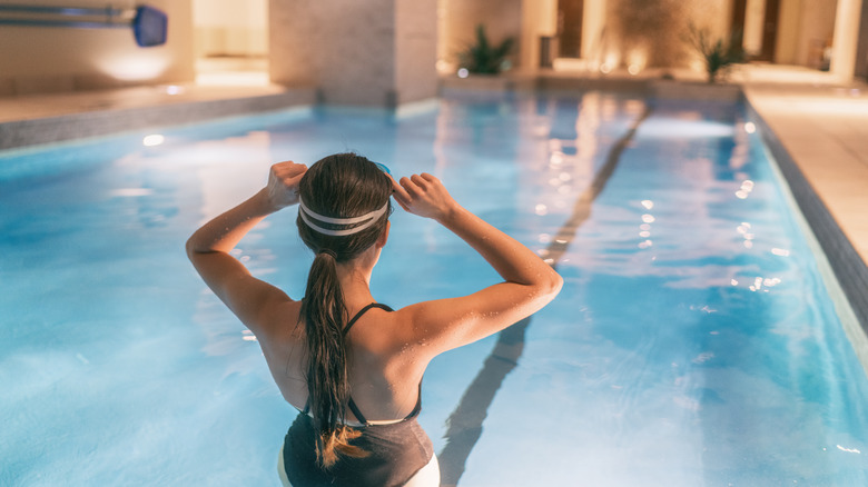 Adjusting goggles for swimming