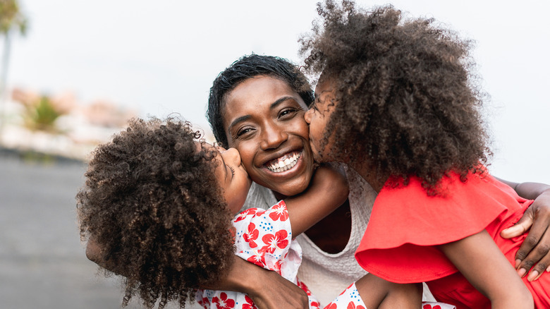 twins kissing their mom