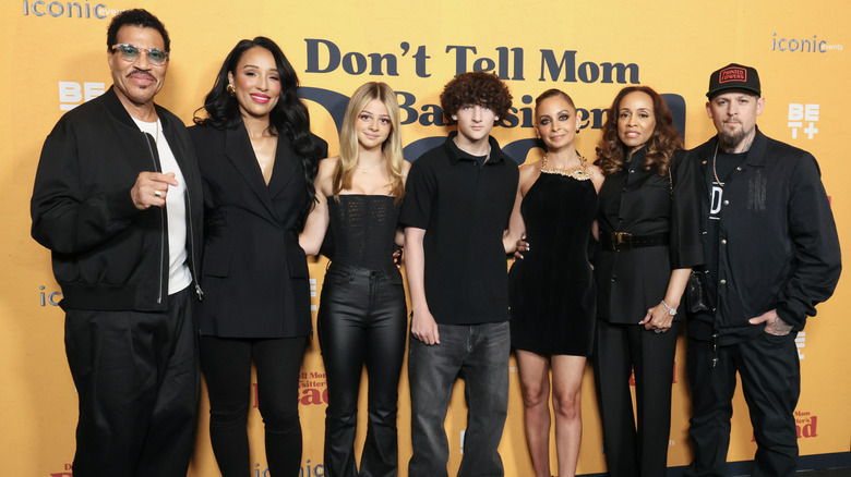 Lionel Richie, Lisa Parigi, Nicole Richie, Brenda Harvey and three others stand smiling together