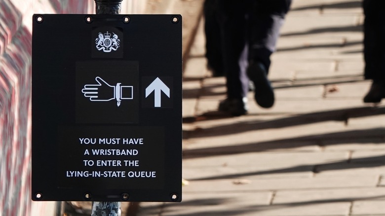 Sign indicating that you need a wristband to enter the queue