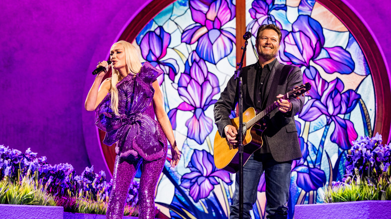 Shelton and Stefani perform together at the ACMA's