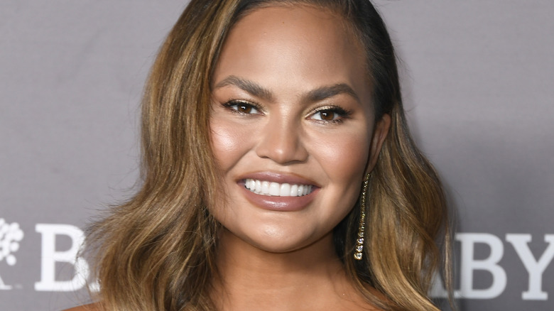 Chrissy Teigen wearing minimal makeup