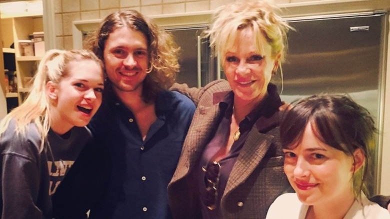 Dakota Johnson without makeup, posing with her mom, sister and brother