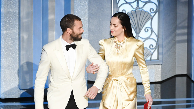 jamie dornan and dakota johnson presenting award