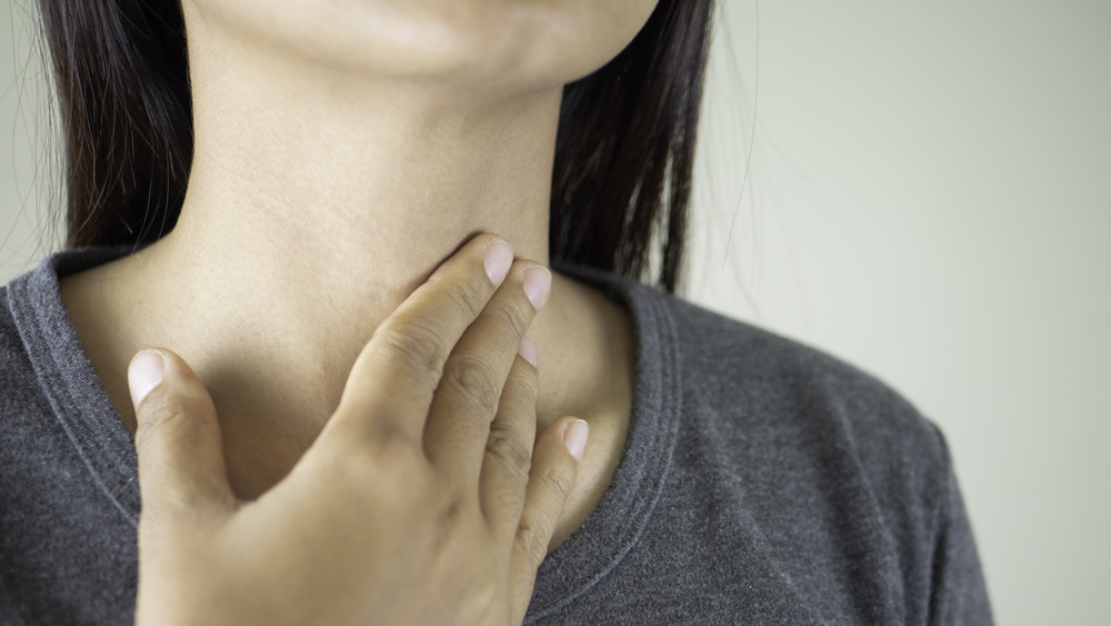 Woman suffering from an itchy throat 