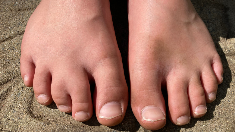 Wide toes on sand