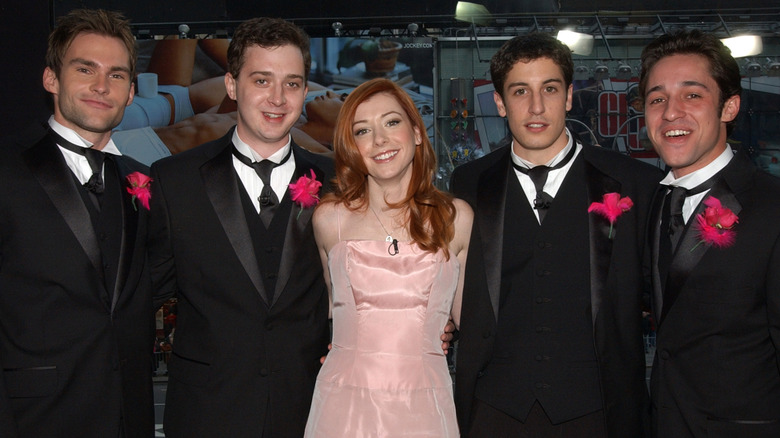 The cast of American Wedding smiling at its premiere