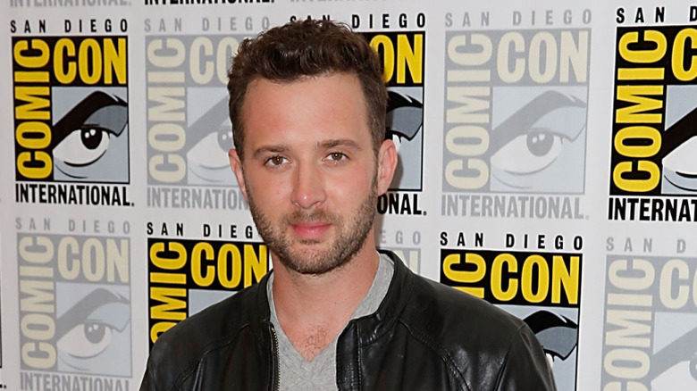 Eddie Kaye Thomas smiling at Comic Con in 2015