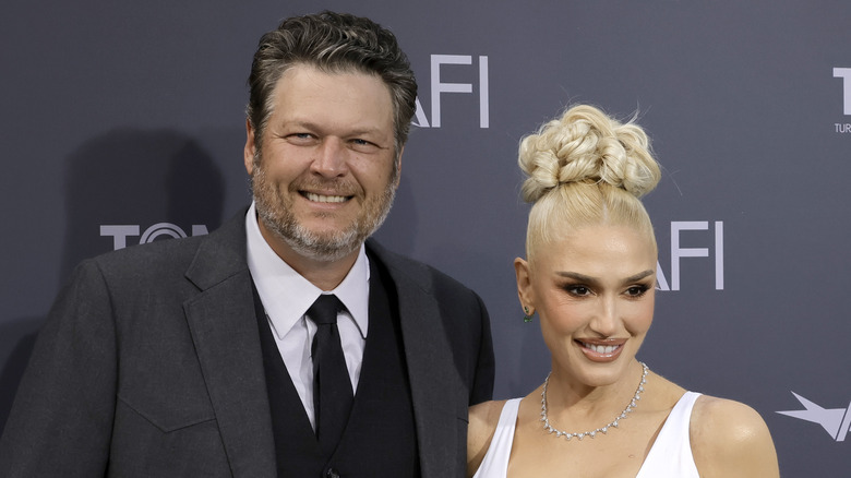 Gwen Stefani and Blake Shelton posing together