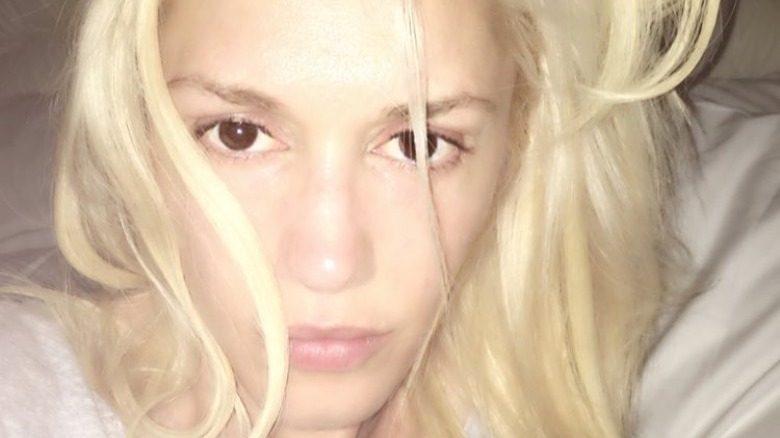 Gwen Stefani takes a no makeup selfie