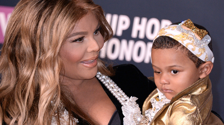 Lil Kim holding daughter