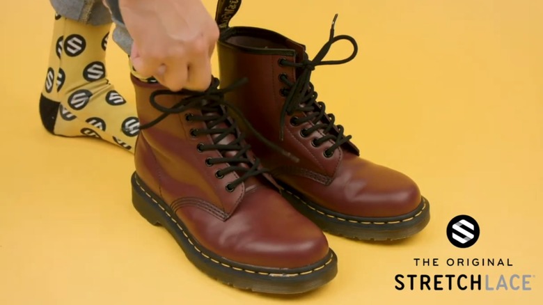 Brown boots with black Stretchlaces