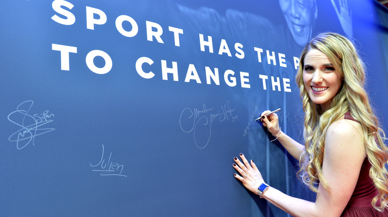 Missy Franklin signing a billboard