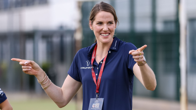 Missy Franklin smiling and pointing 