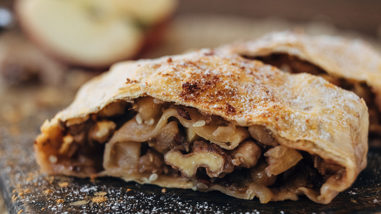 Rolled apple pie (strudel)