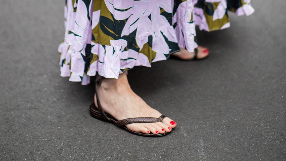 woman wearing Flip Flops