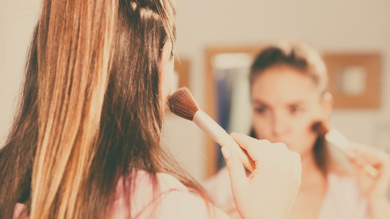 woman applying makeup