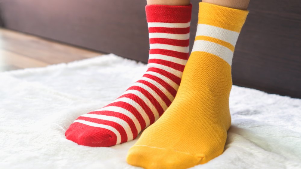 https://www.thelist.com/img/gallery/what-happens-to-your-feet-when-you-stop-wearing-socks/not-wearing-socks-ups-your-risk-of-athletes-foot-1596128889.jpg