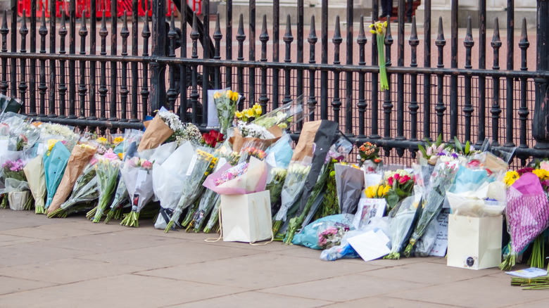 flowers in front of Buckingham Palace