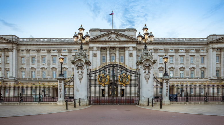 exterior of Buckingham Palace