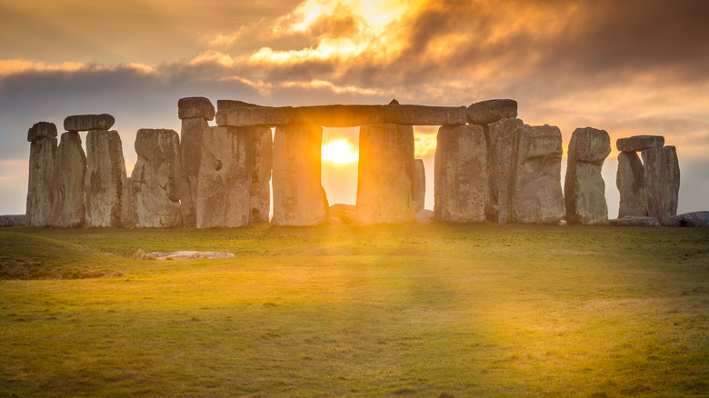 Stonehenge sun at solstice