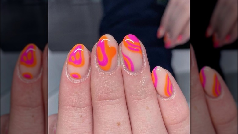 swirl pattern manicure