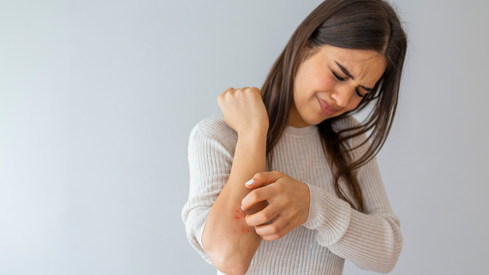 What It Really Means When Your Arms Itch