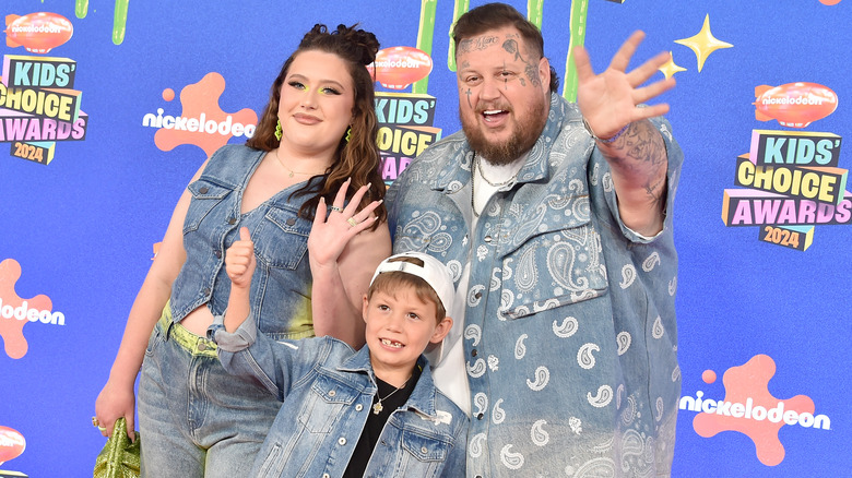 Jelly Roll and his kids waving at the KCAs 2024
