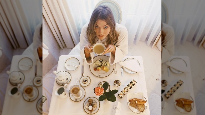 Karlie Kloss eating breakfast in a hotel