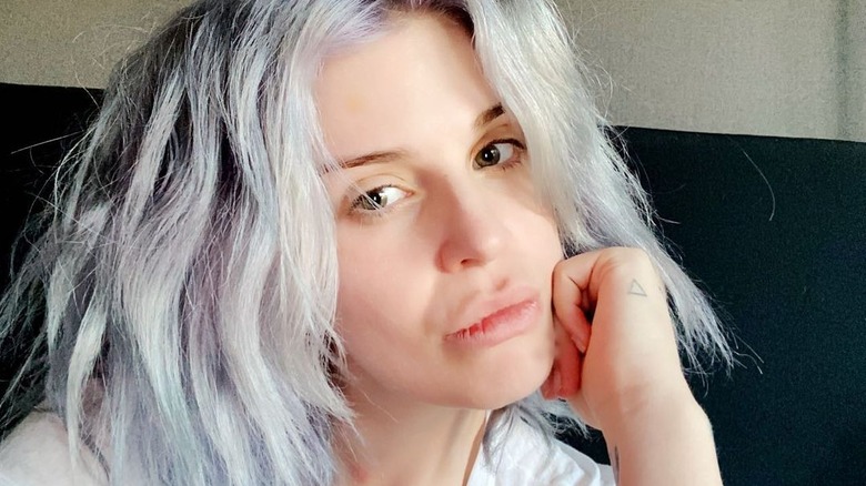 Kelly Osbourne posing no makeup, gray hair