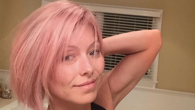 Kelly Ripa with pink hair 