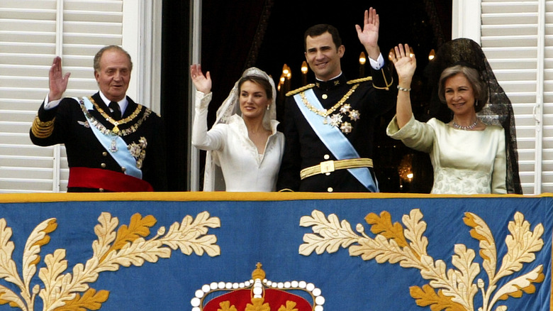 King Juan Carlos, Queen Letizia, King Felipe, and Queen Sofia waving