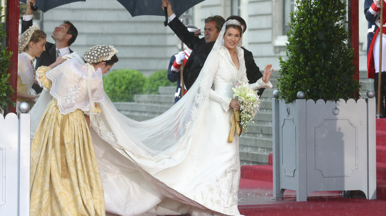 Queen Letizia waving