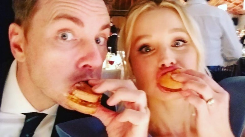 Kristen Bell and Dax Shephard eating at a gala