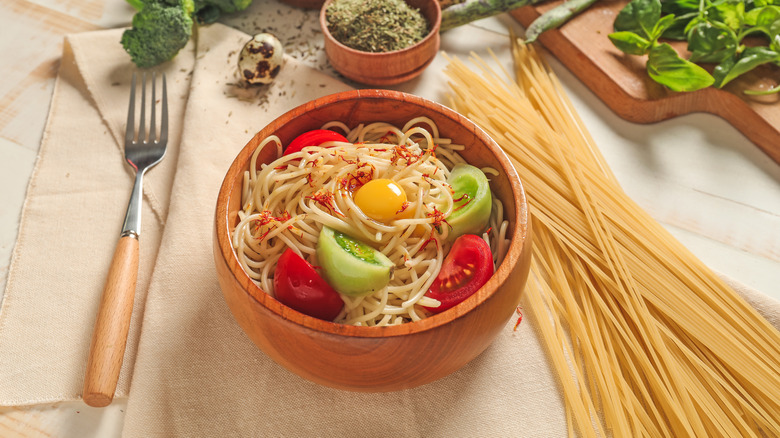 Pasta with tomatoes and an egg