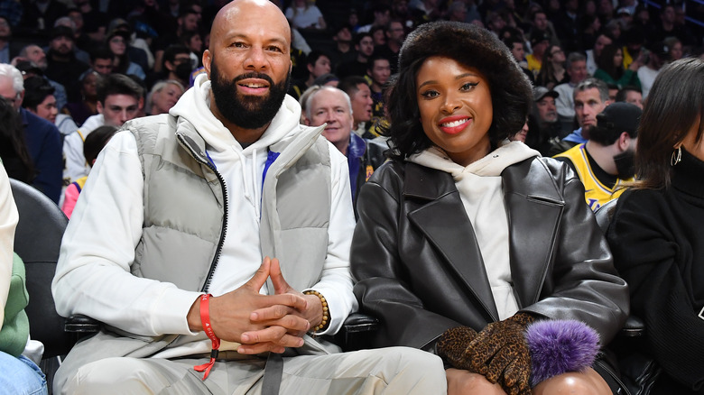 Common and Jennifer Hudson at a basketball game