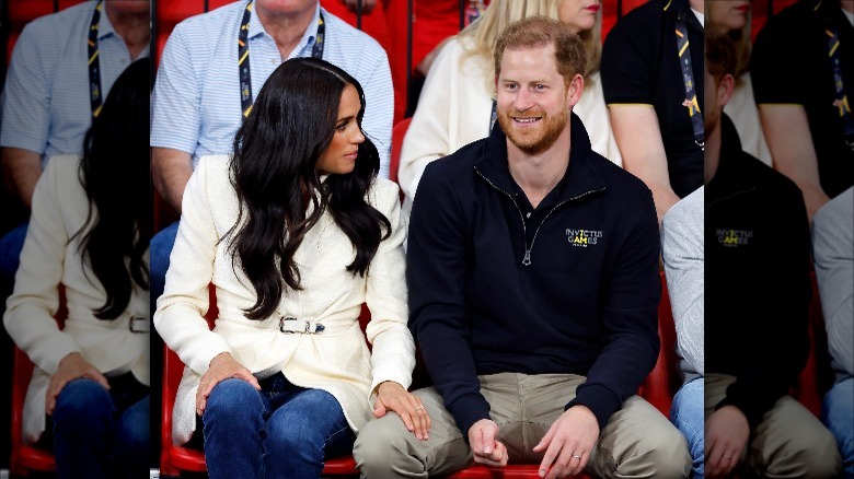 Meghan Markle grabbing Prince Harry's leg at Invictus Games