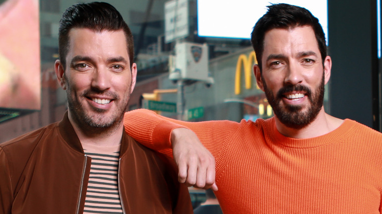 Jonathan and Drew Scott on Extra