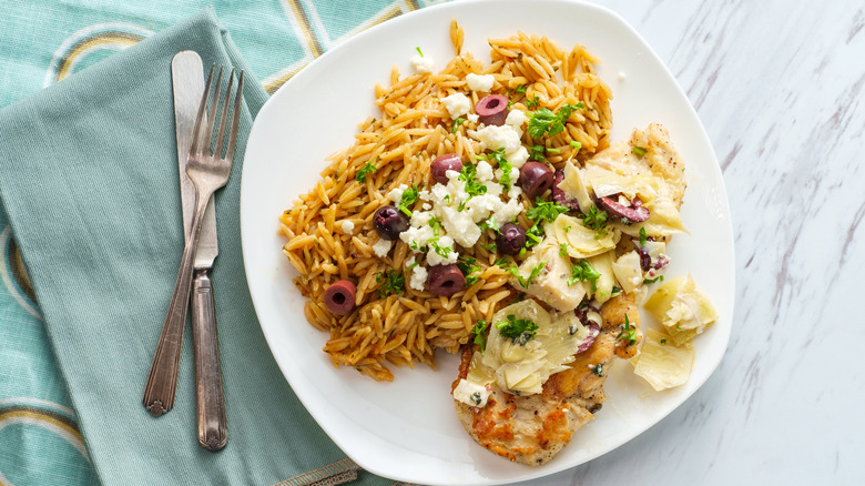 Pasta with olives and chicken