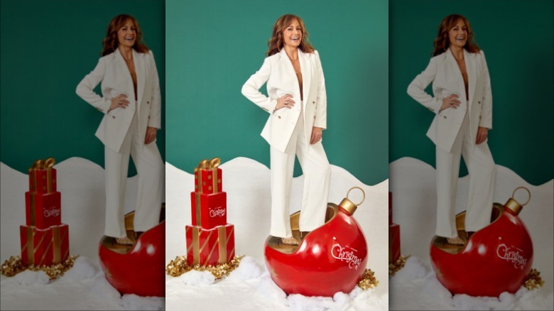 Nikki DeLoach posing at Christmas Con