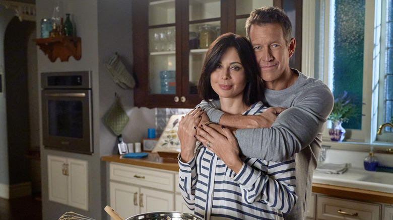 James Denton embracing Catherine Bell