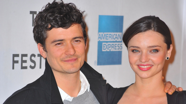 Orlando Bloom and Miranda Kerr posing