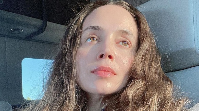 Eliza Dushku posing for selfie