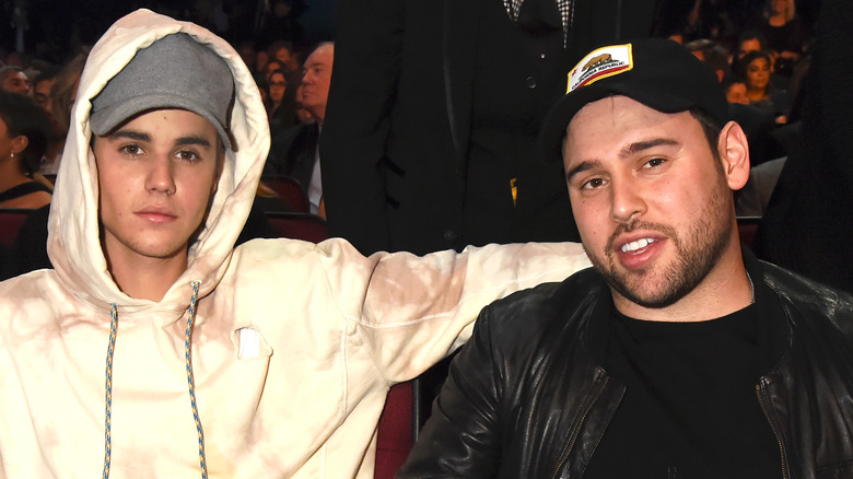 Justin Bieber and Scooter Braun posing 